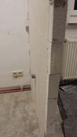Unzulässige Wand im  Bad. Hier soll ein Waschbecken montiert werden.