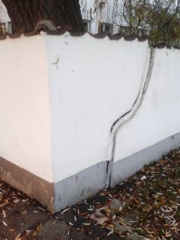 Abgesackte Mauer